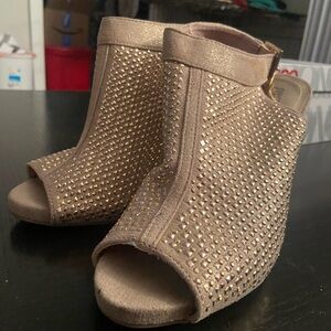 Jennifer Lopez Sasha Studded Peep Toe Heels size 6.5